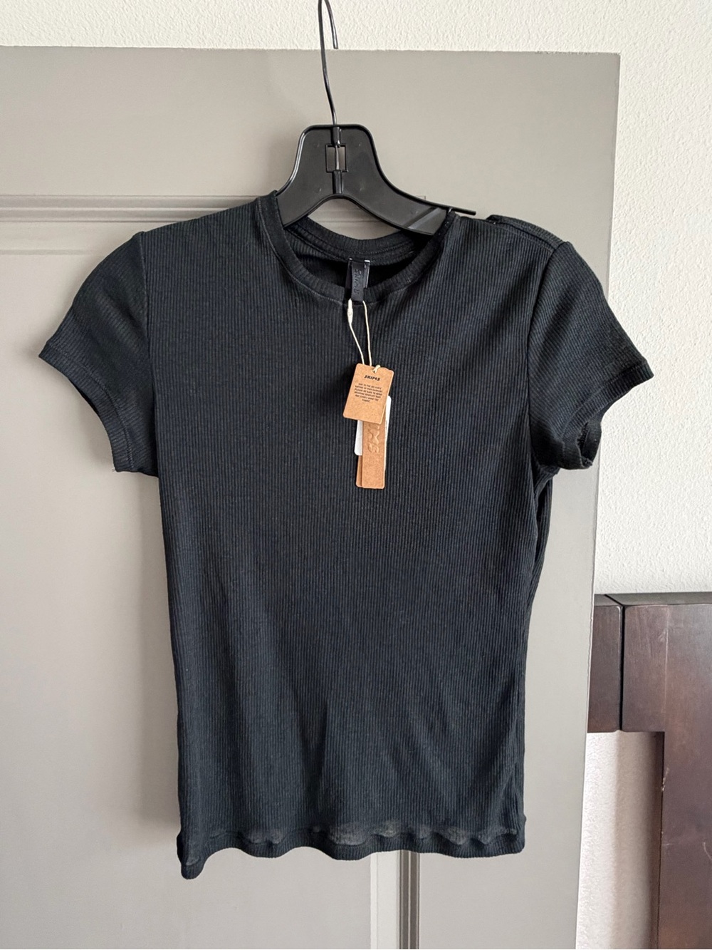 Skims sheet tee medium * small flaw